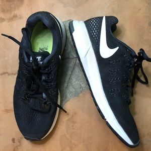 Nike Zoom Pegasus 33 Athletic Shoes